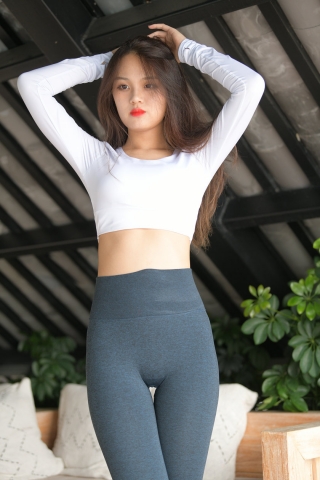 魔镜街拍-蜜桃臀女孩